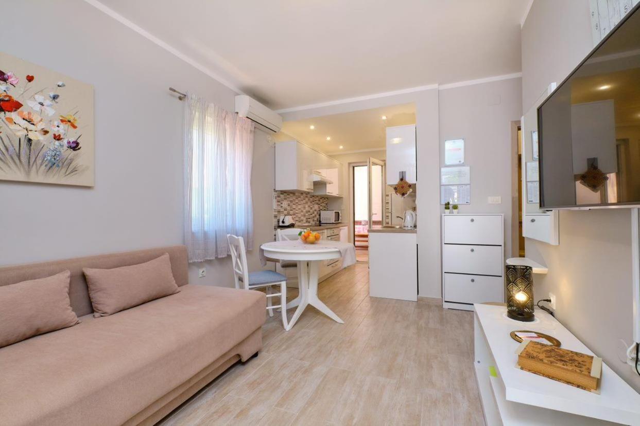 Apartments Enna มาลีโลชินจ์ ภายนอก รูปภาพ