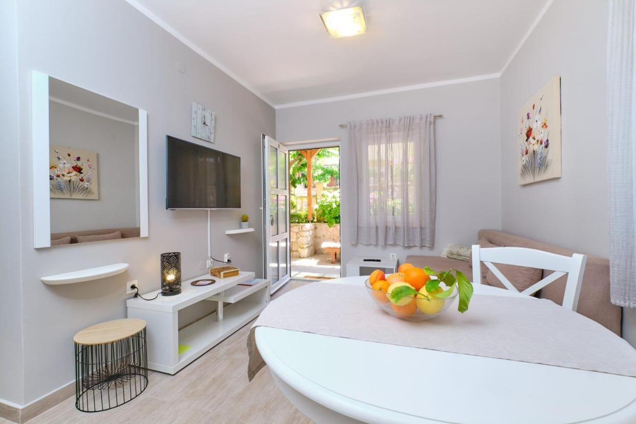 Apartments Enna มาลีโลชินจ์ ภายนอก รูปภาพ