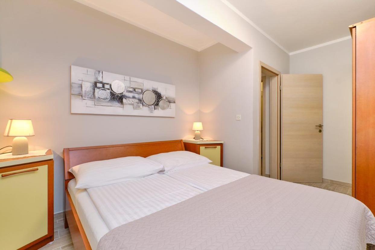 Apartments Enna มาลีโลชินจ์ ภายนอก รูปภาพ