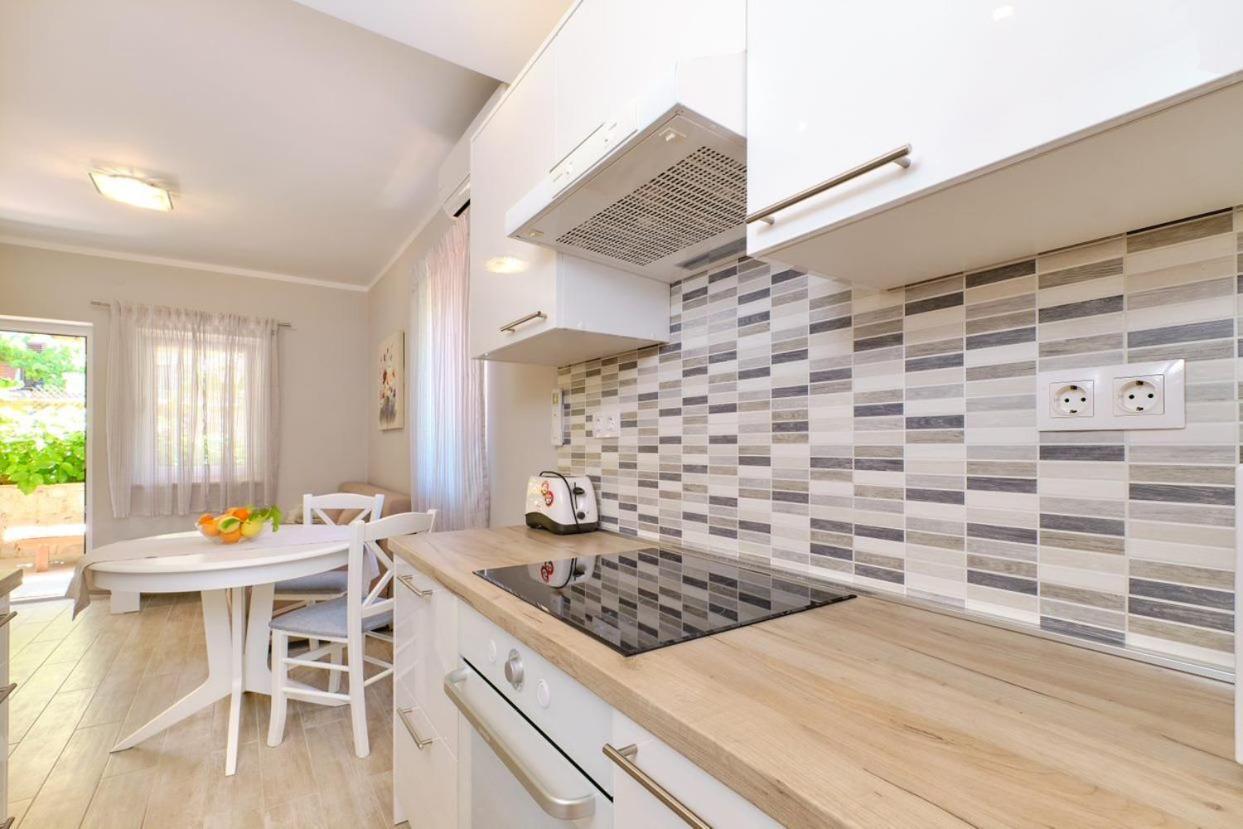 Apartments Enna มาลีโลชินจ์ ภายนอก รูปภาพ