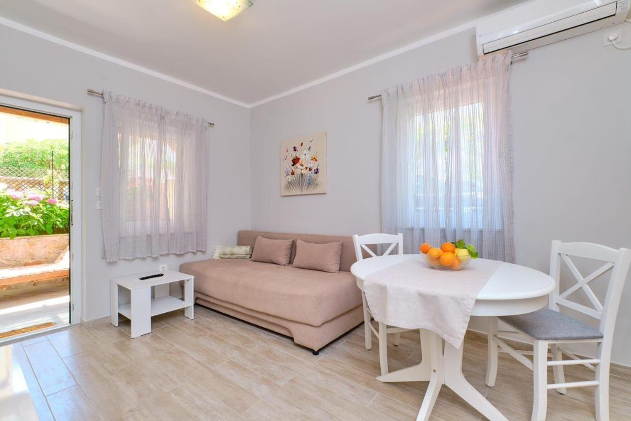 Apartments Enna มาลีโลชินจ์ ภายนอก รูปภาพ