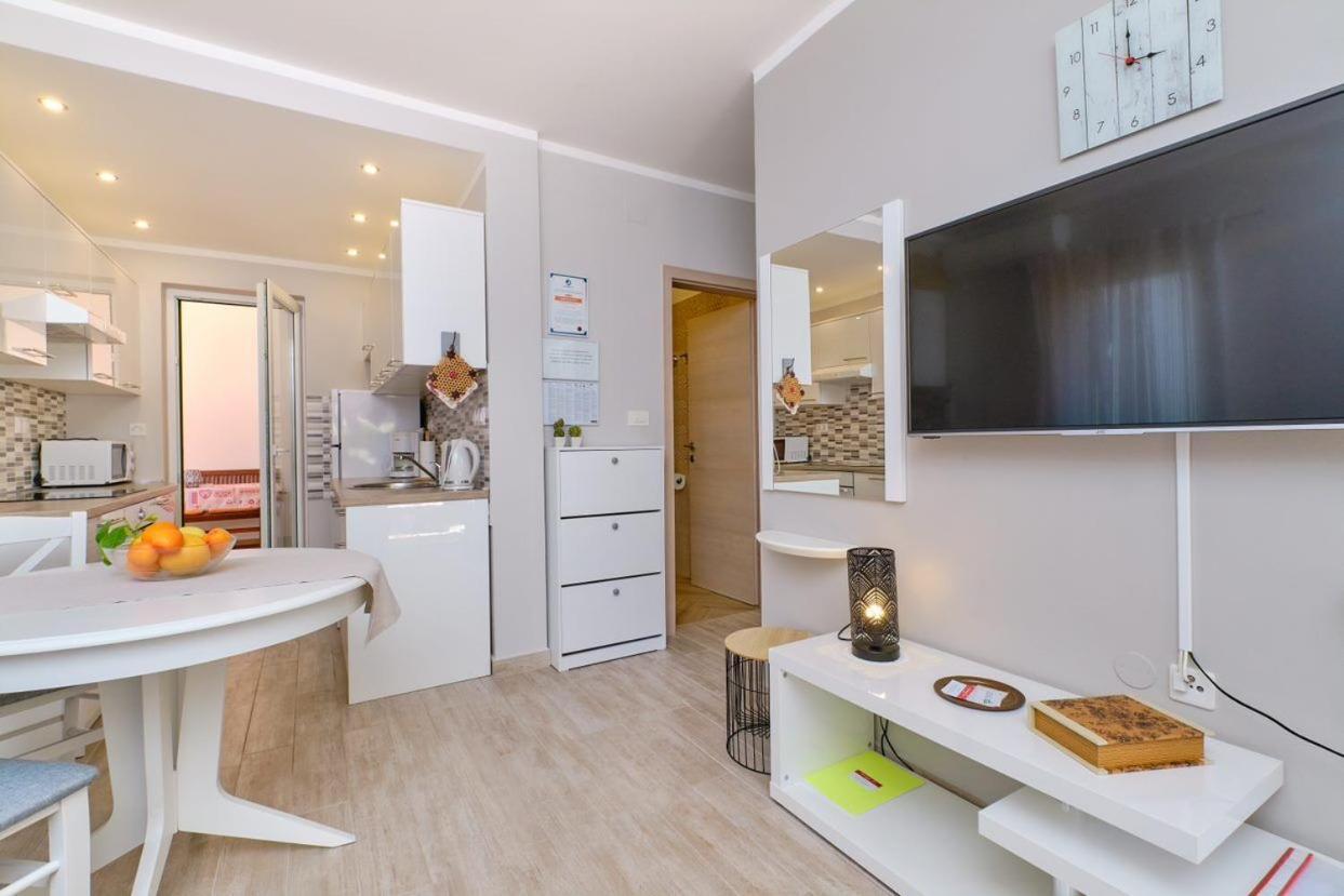Apartments Enna มาลีโลชินจ์ ภายนอก รูปภาพ