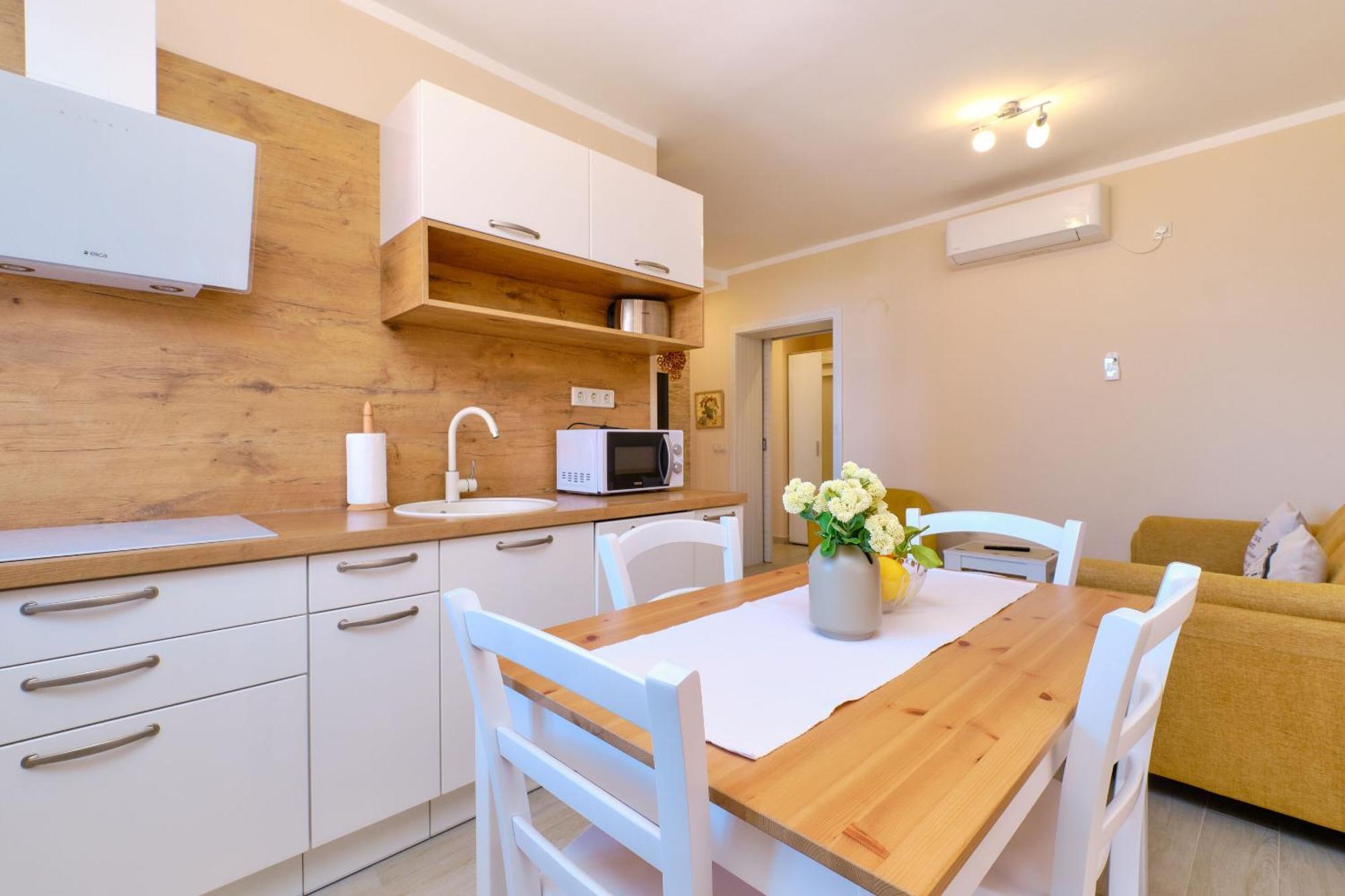 Apartments Enna มาลีโลชินจ์ ภายนอก รูปภาพ